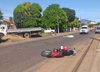 Colisão entre moto e caminhão mata pai e deixa filho gravemente ferido em Picos